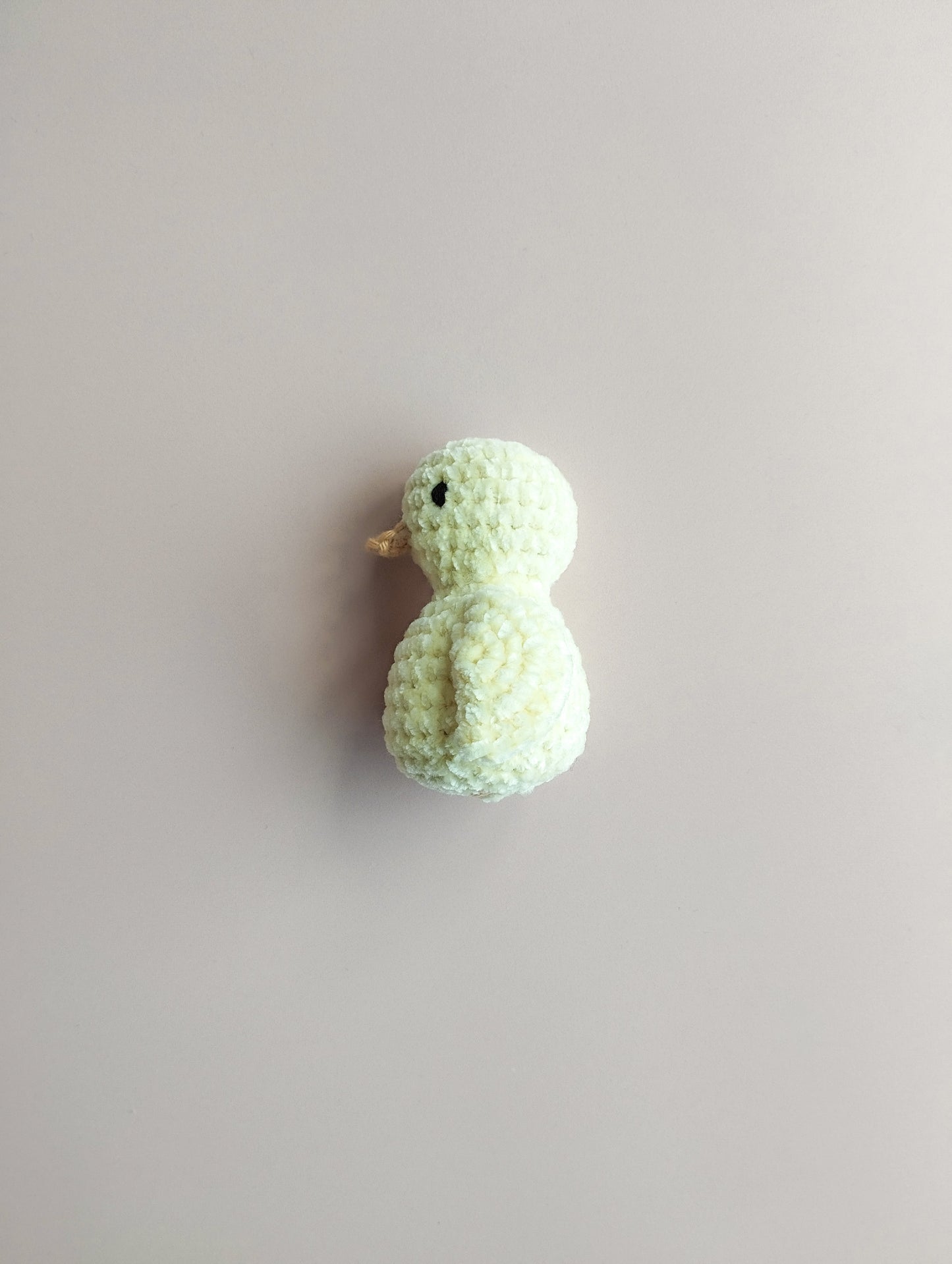 Petit poussin de Pâques dans son œuf au crochet
