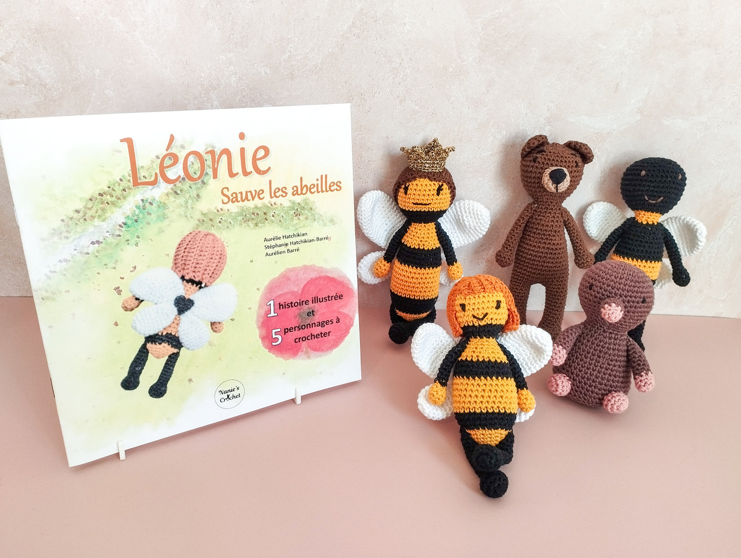 Léonie sauve les abeilles - 1 histoire illustrée et 5 patrons au crochet