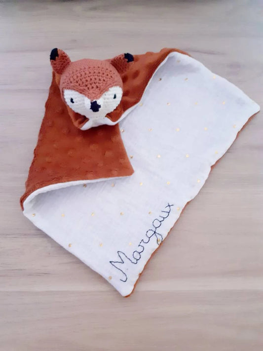 Doudou plat renard au crochet avec prénom brodé
