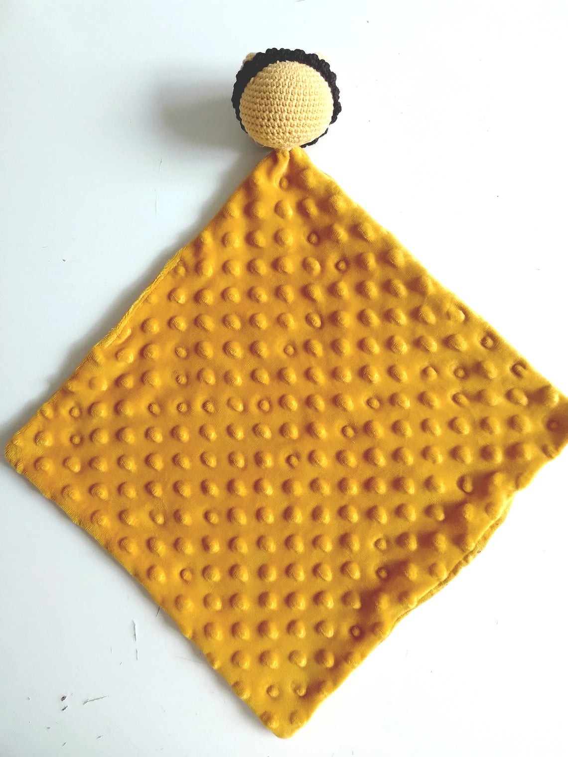 Doudou plat lion au crochet