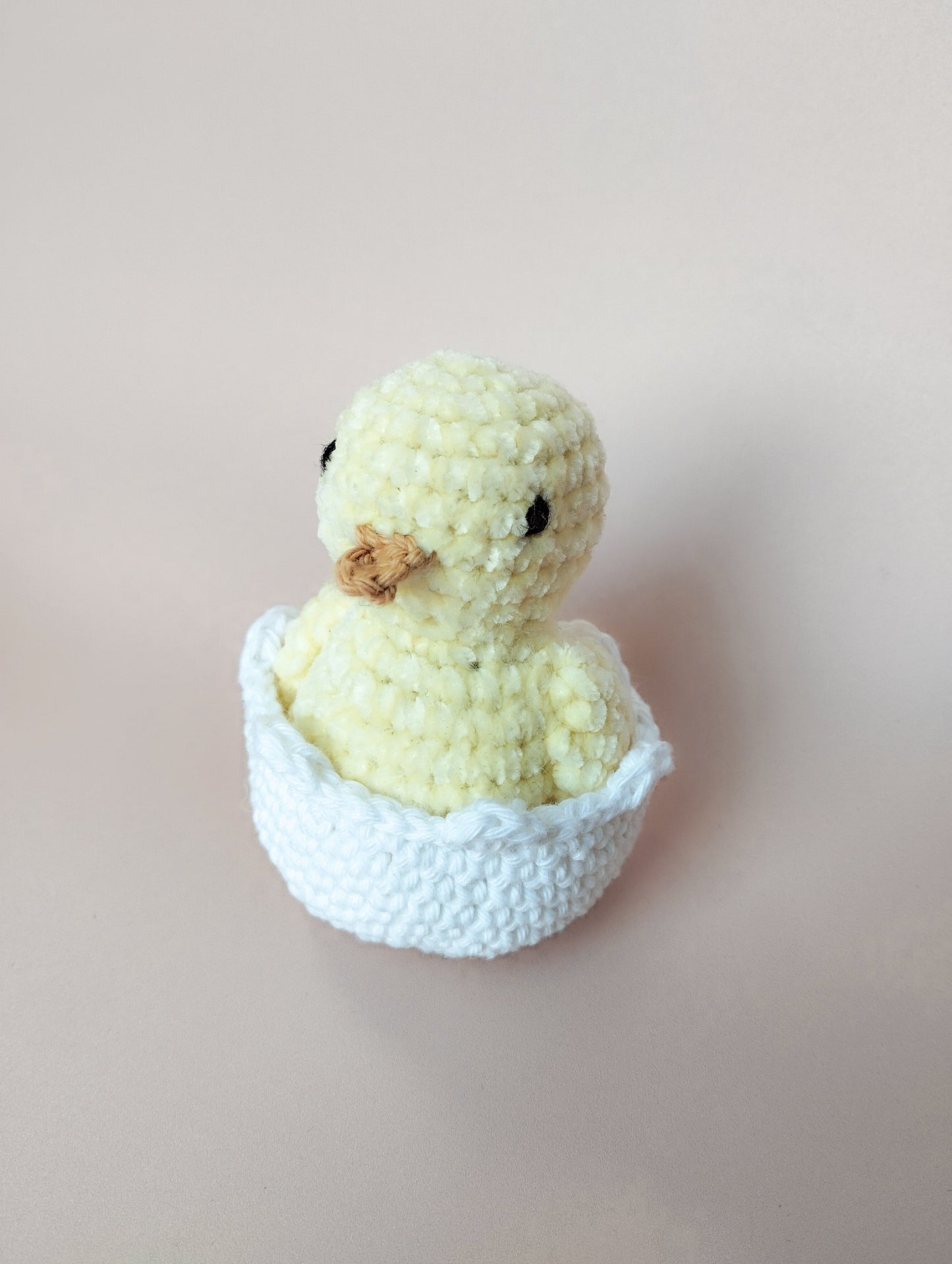 Petit poussin de Pâques dans son œuf au crochet