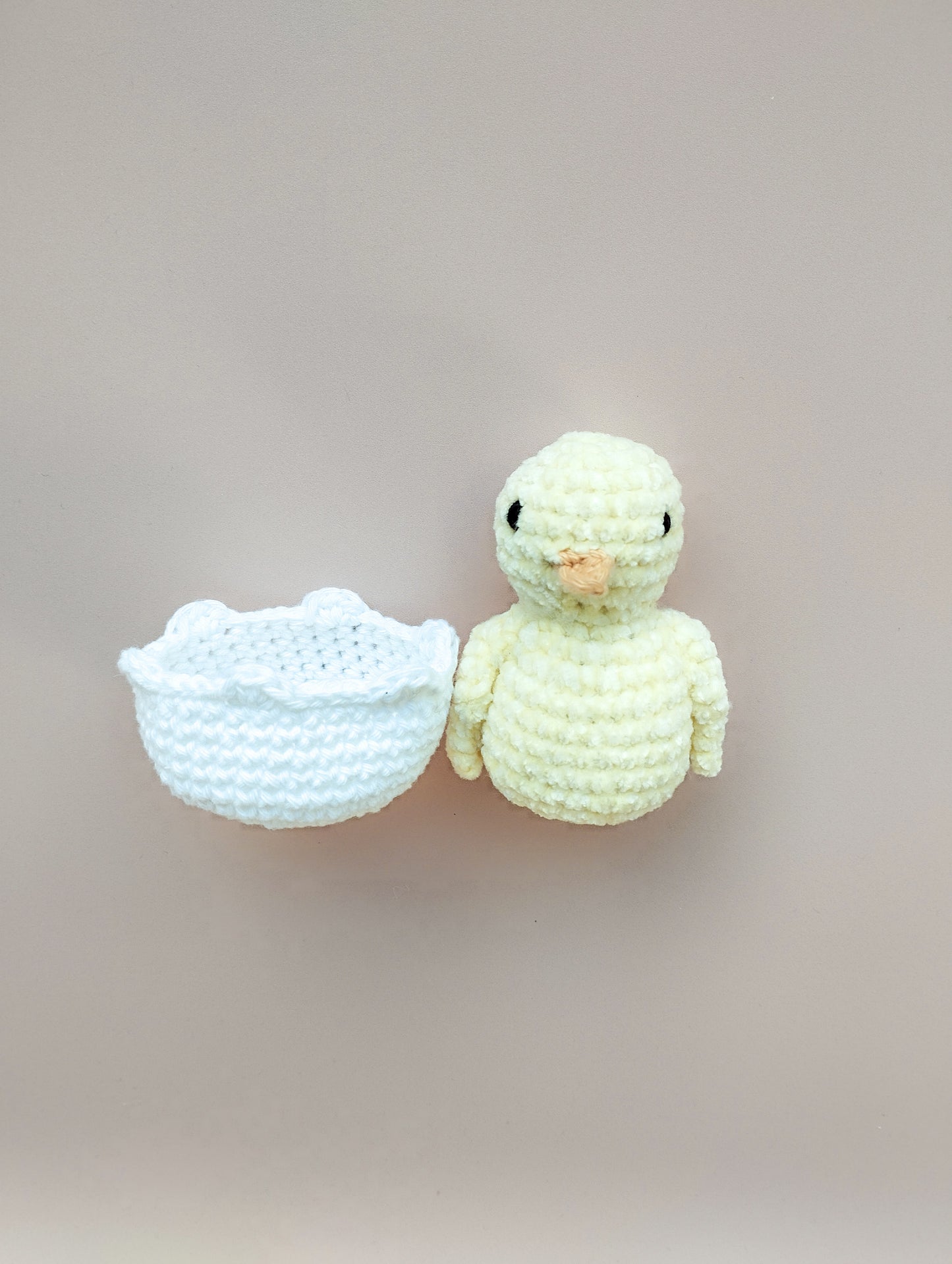 Petit poussin de Pâques dans son œuf au crochet