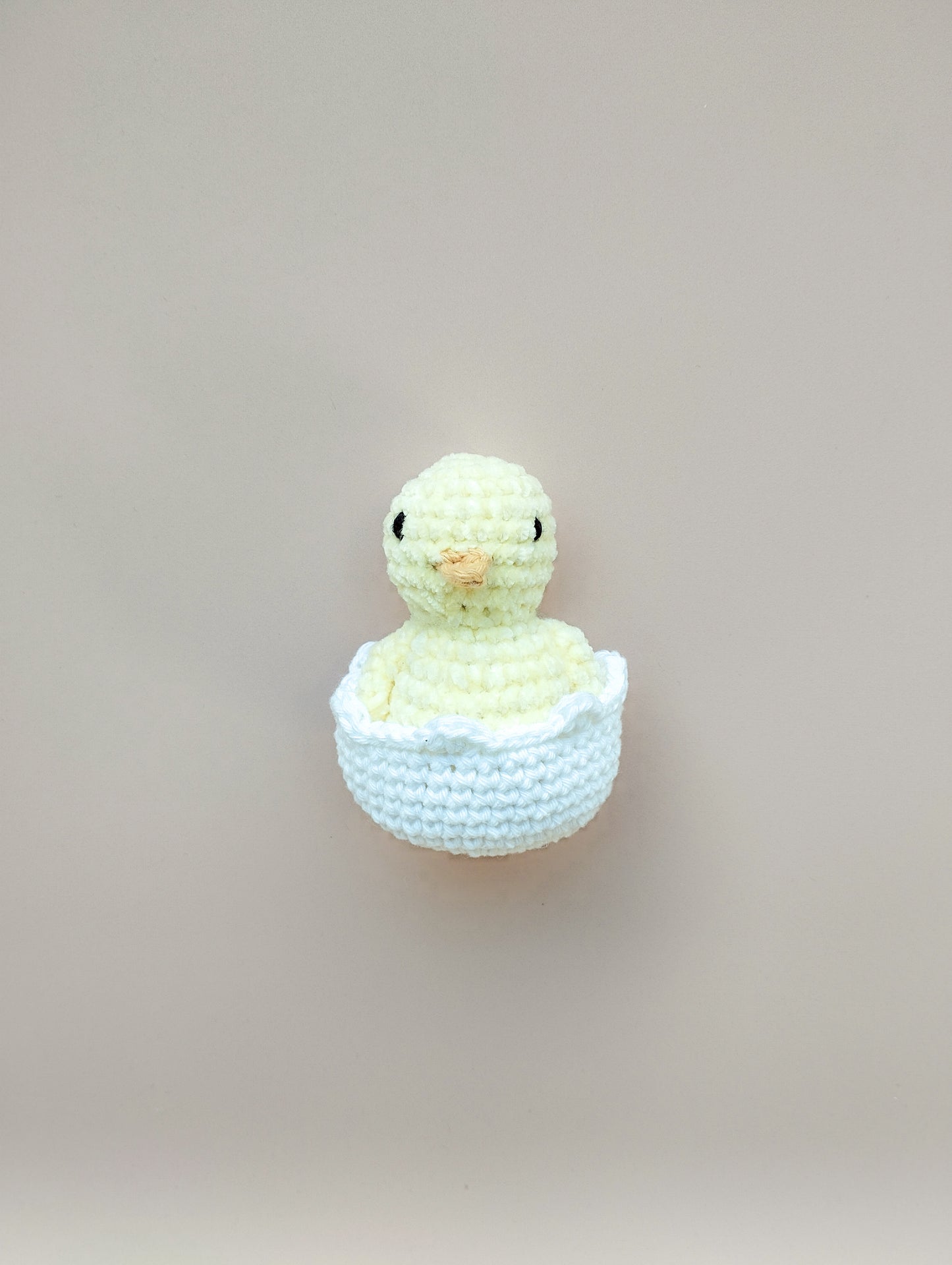 Petit poussin de Pâques dans son œuf au crochet