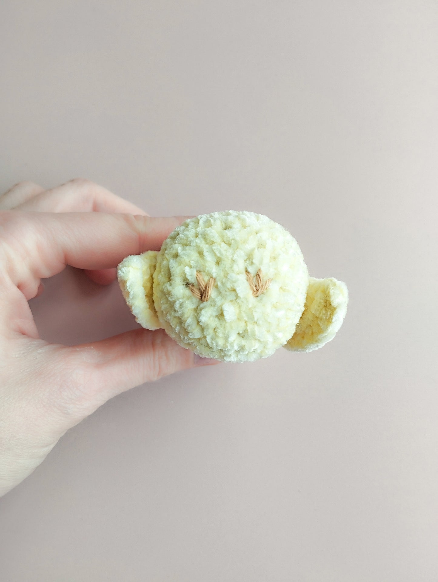 Petit poussin de Pâques dans son œuf au crochet