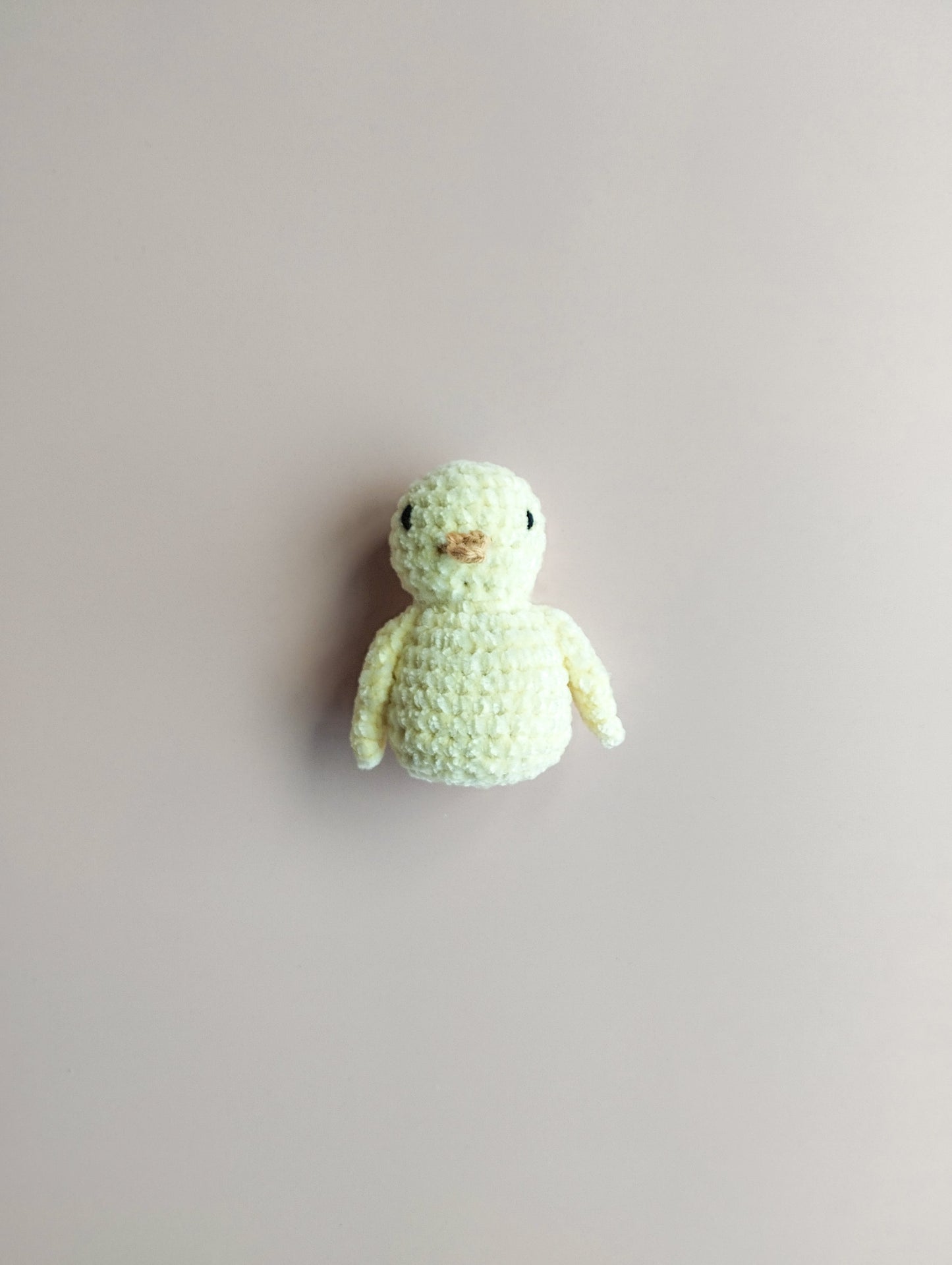 Petit poussin de Pâques dans son œuf au crochet