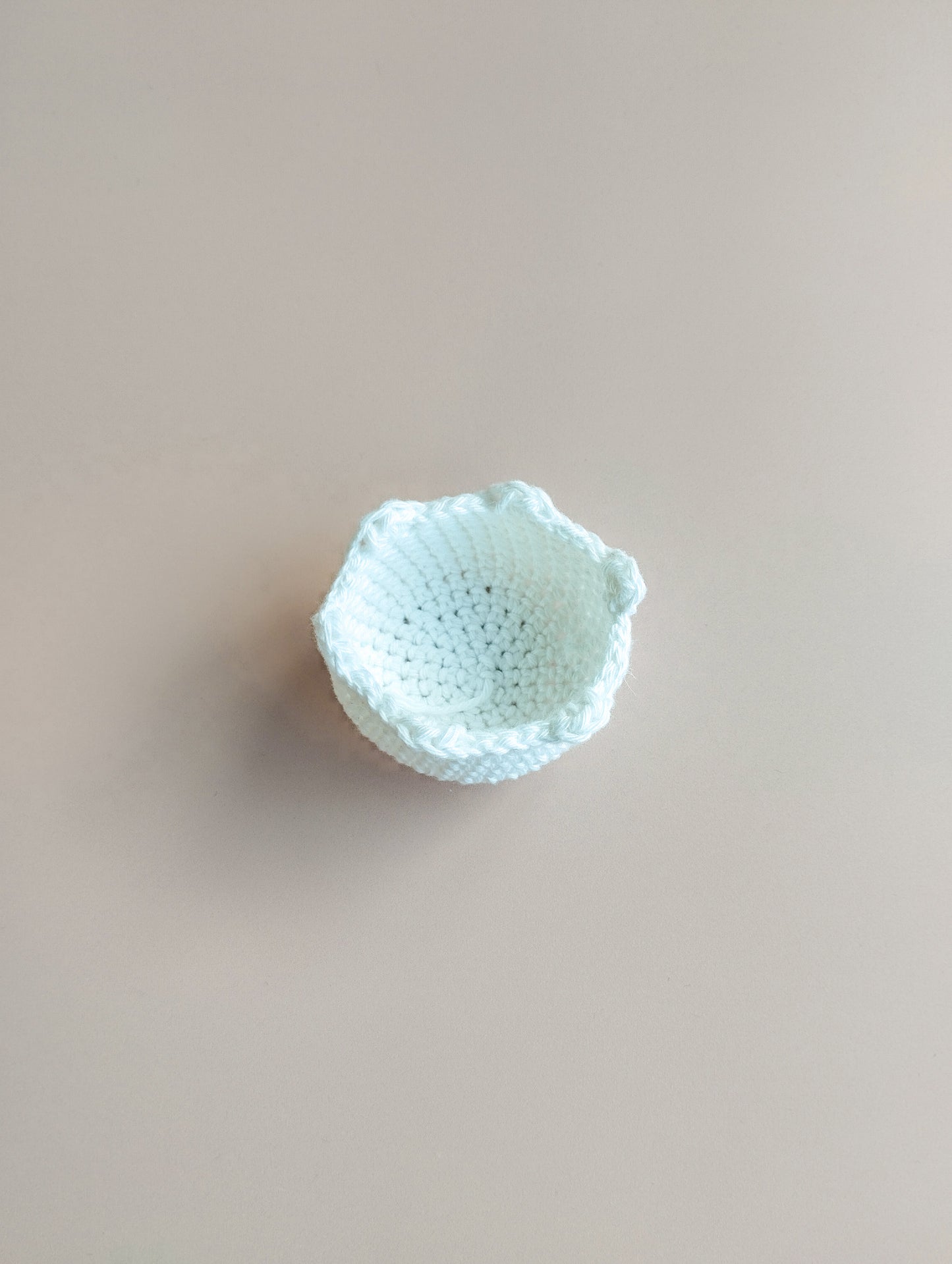 Petit poussin de Pâques dans son œuf au crochet