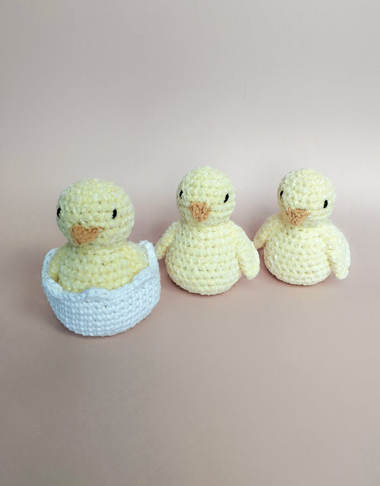 Petit poussin de Pâques dans son œuf au crochet