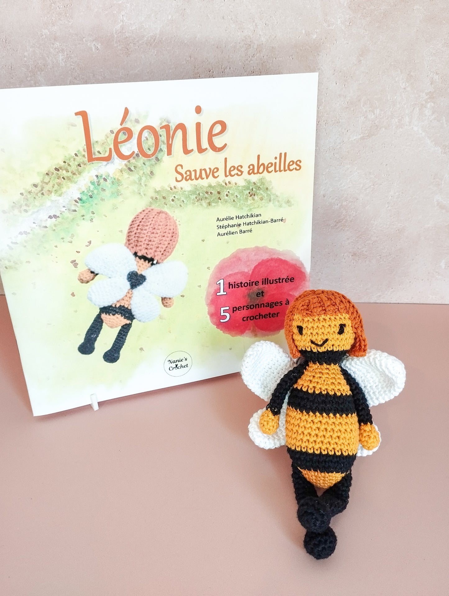 Léonie sauve les abeilles - 1 histoire illustrée et 5 patrons au crochet