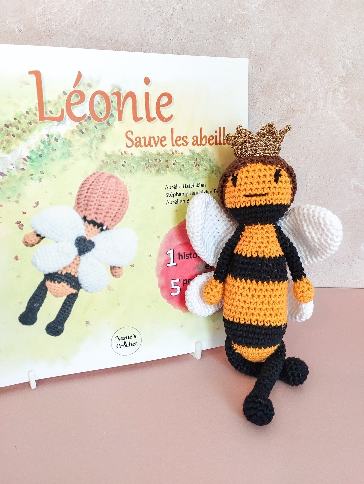 Léonie sauve les abeilles - 1 histoire illustrée et 5 patrons au crochet