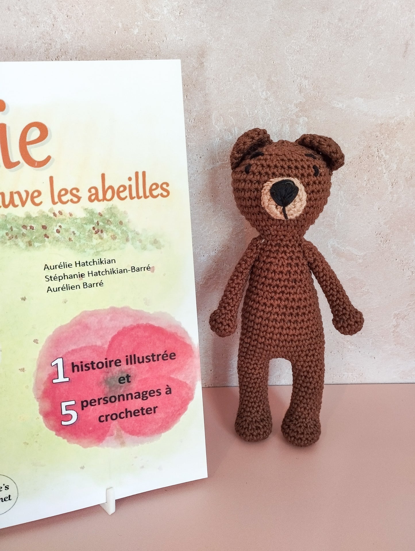 Léonie sauve les abeilles - 1 histoire illustrée et 5 patrons au crochet