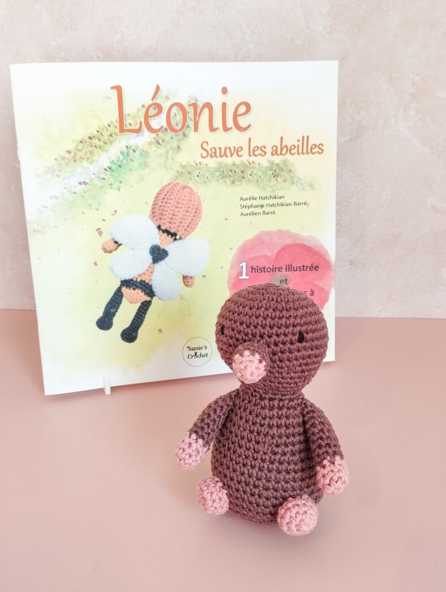 Léonie sauve les abeilles - 1 histoire illustrée et 5 patrons au crochet
