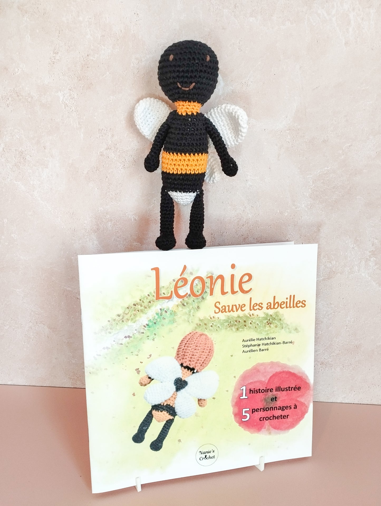 Léonie sauve les abeilles - 1 histoire illustrée et 5 patrons au crochet