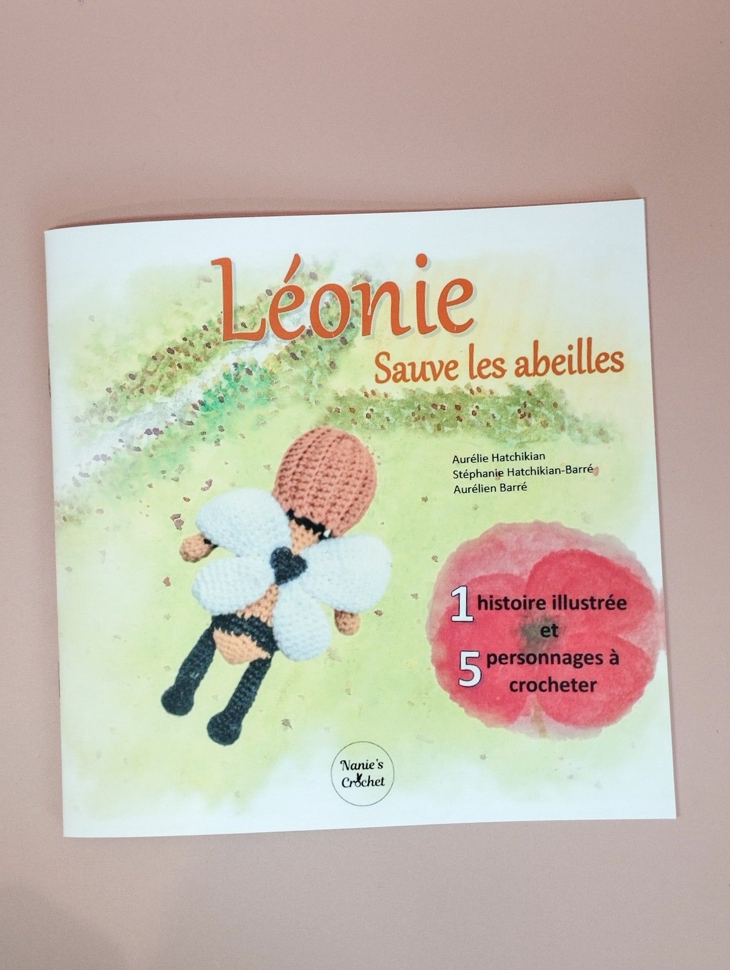 Léonie sauve les abeilles - 1 histoire illustrée et 5 patrons au crochet