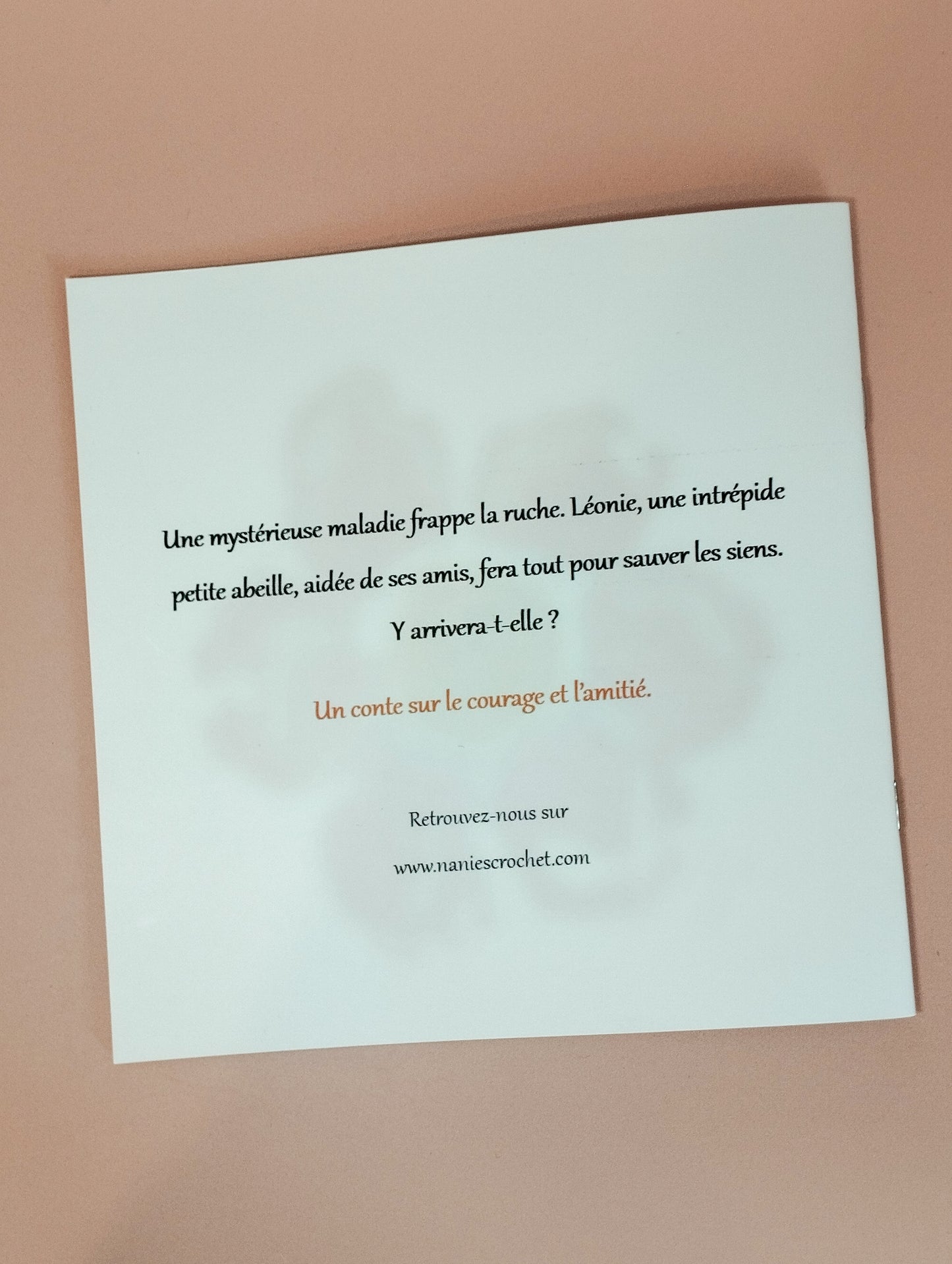 Léonie sauve les abeilles - 1 histoire illustrée et 5 patrons au crochet