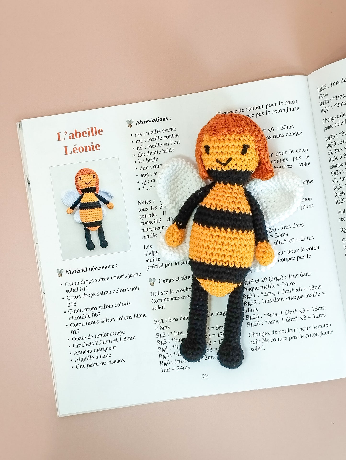 Léonie sauve les abeilles - 1 histoire illustrée et 5 patrons au crochet