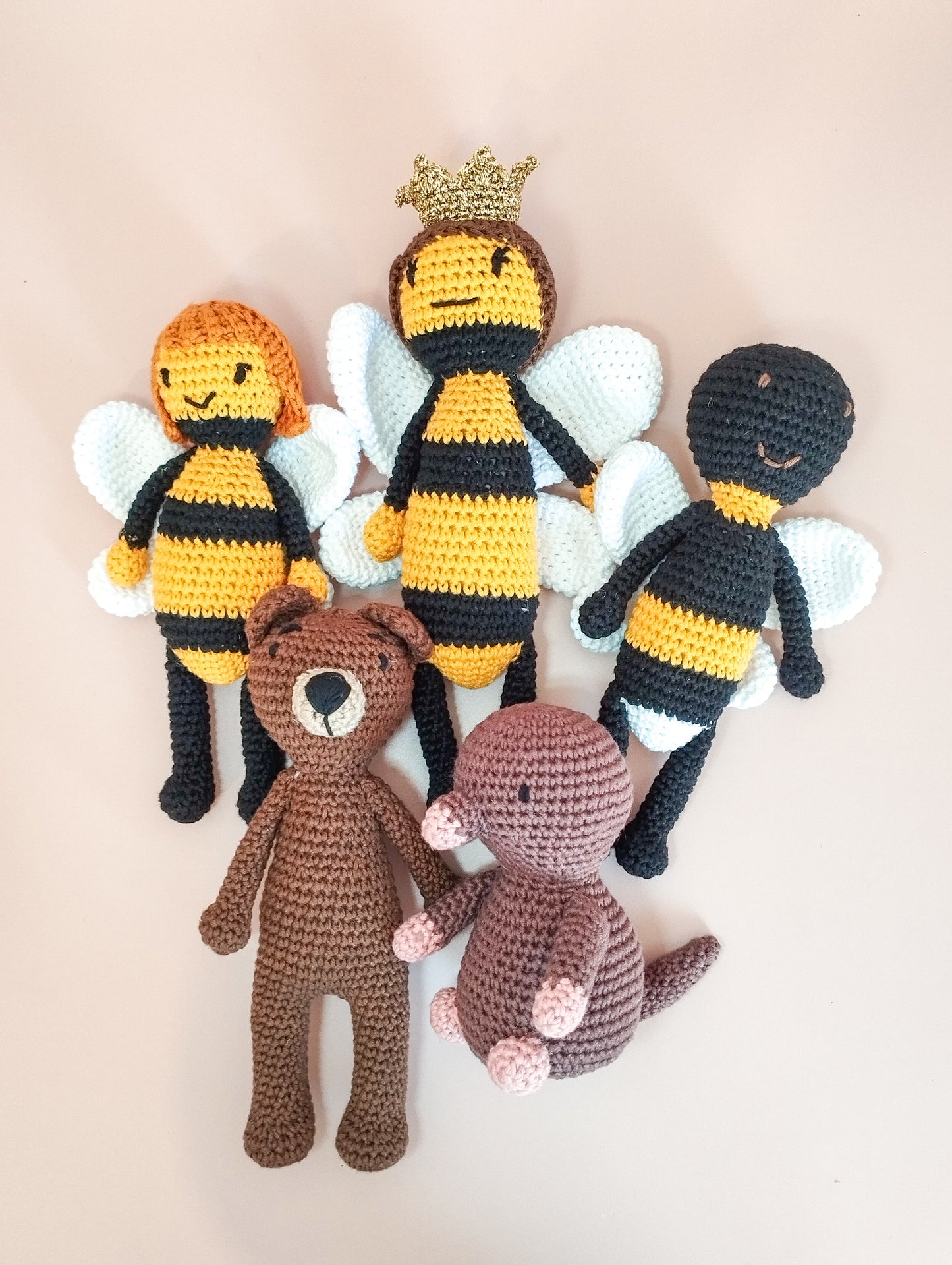 Léonie sauve les abeilles - 1 histoire illustrée et 5 patrons au crochet