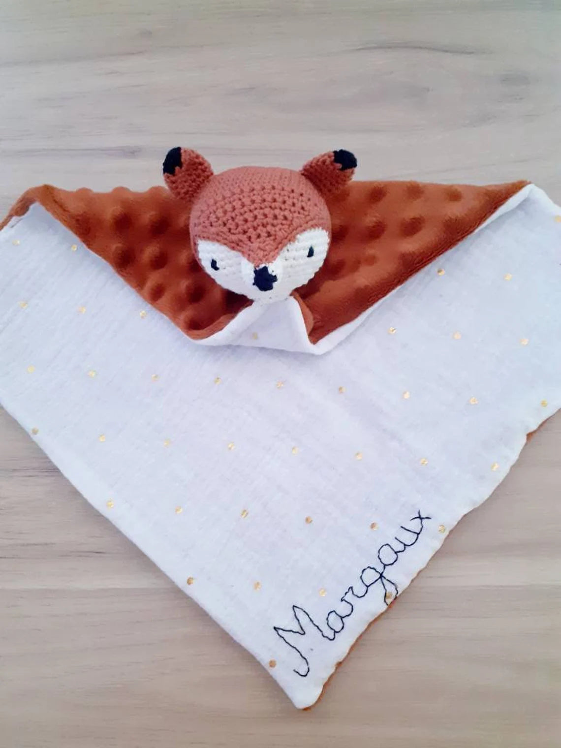 Doudou plat renard au crochet avec prénom brodé