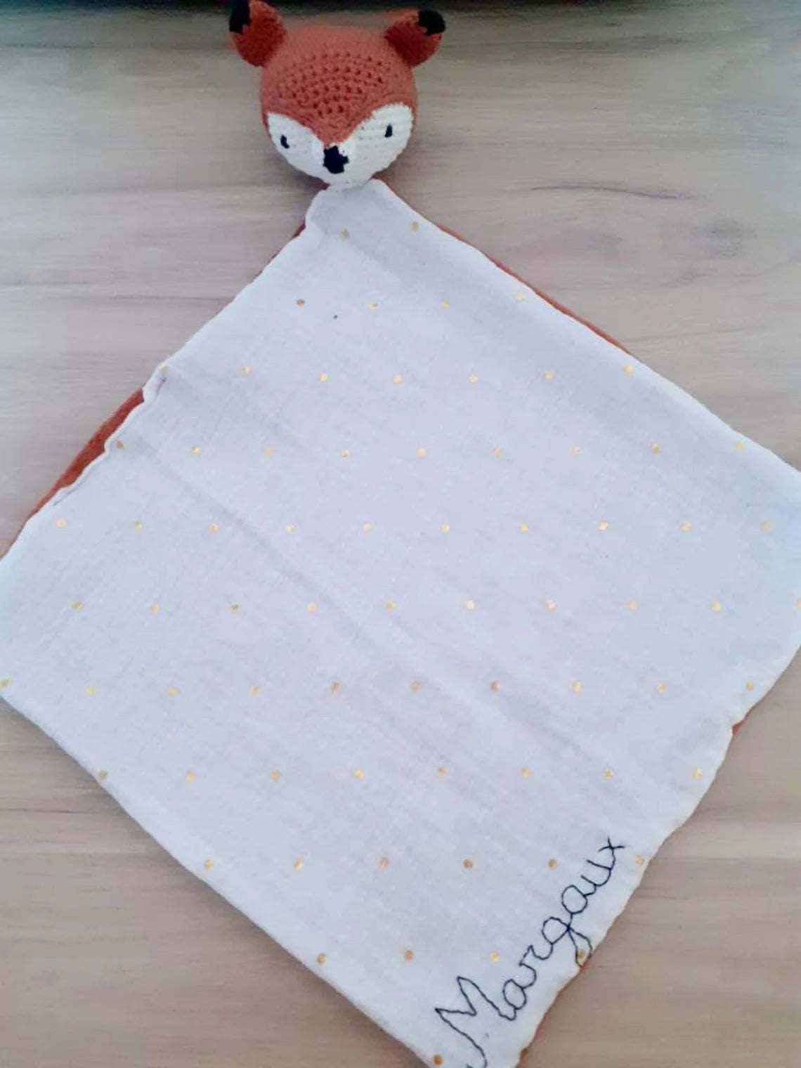 Doudou plat renard au crochet avec prénom brodé