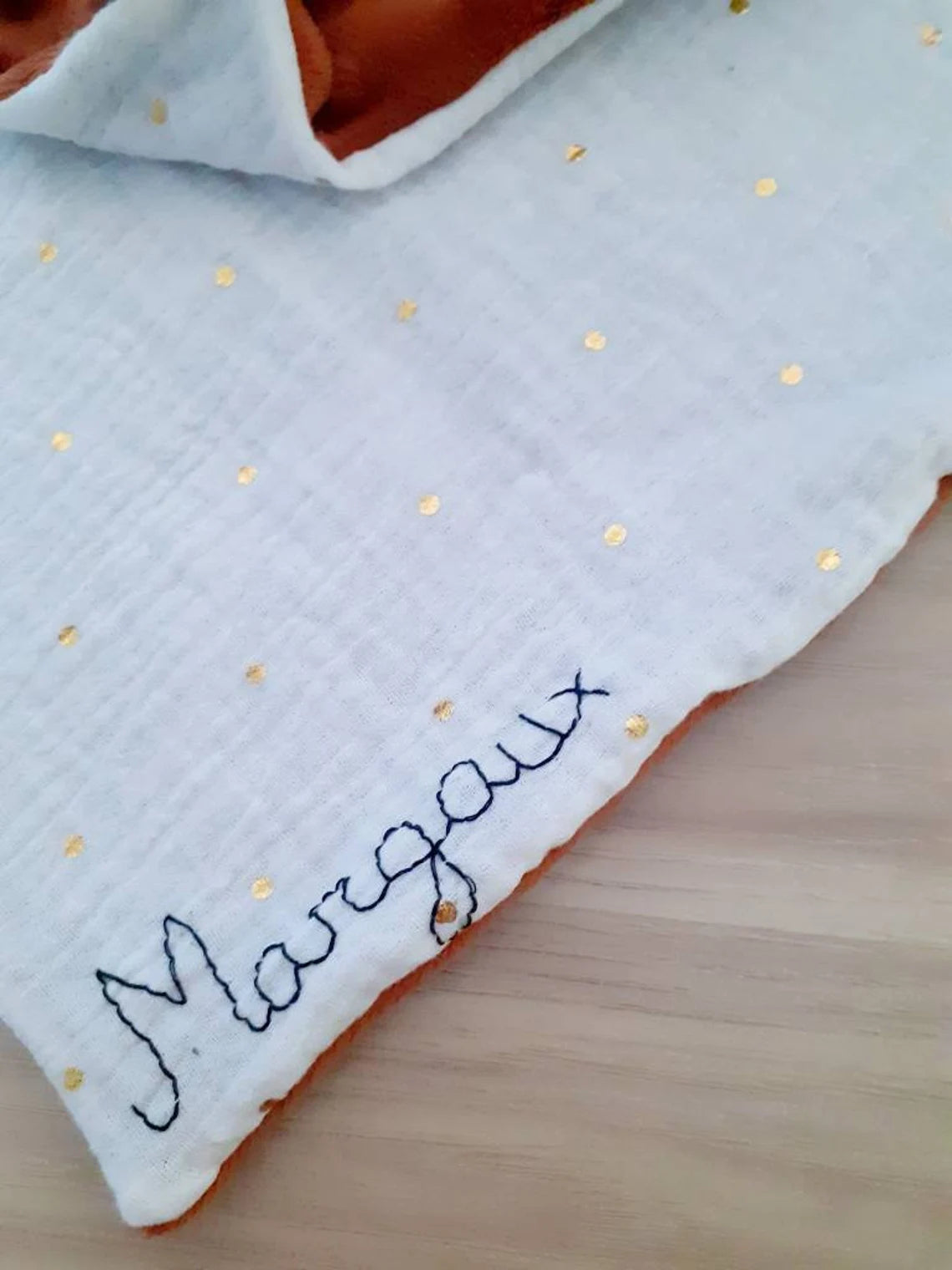 Doudou plat renard au crochet avec prénom brodé